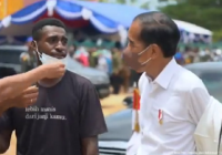 Presiden Jokowi Rela Lepas Jaket untuk Pemuda Sorong Ini