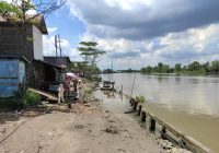 Tak Tersentuh Perbaikan, Jalan Simpang Pengambangan Langganan Terendam Air Sungai
