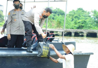 Alumni Akpol 1999 Polda Kalsel Sambangi Masyarakat Perairan Sebar 500 Paket Sembako
