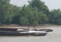 Anggota Satpolairud Polresta Banjarmasin Tarik Kelotok Tiung dari Tengah Sungai Bromo