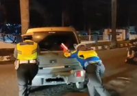 Salut! Dua Personel Polres Banjarbaru Ini Dorong Mobil Mogok