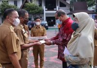 Plh Sekda Kota Banjarmasin Serahkan Tali Asih Pensiun Korpri