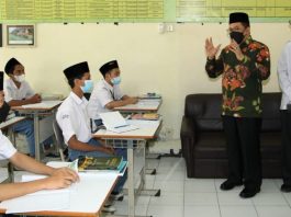 Wamenag Pantau PTM di Madrasah, Ingatkan Siswa Tak Abai Prokes