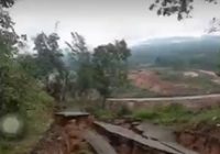 Beginilah Kondisi Longsor Menuju Makam Datu Nuraya Tapin, Jalan Aspal Terbelah-belah
