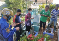 Relawan BPK/Damkar Kotabaru Makamkan Bayi yang Ditemukan di Jalan Nelayan Hilir Muara