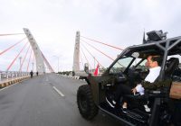 Presiden Jokowi Ajak Paman Birin dan Ibnu Sina Jajal Jembatan Sei Alalak Naik Rantis