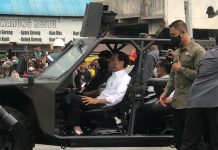 Jokowi ke Kalsel, Naik Mobil Rantis Produk Anak Negeri Menuju Jembatan Sei Alalak