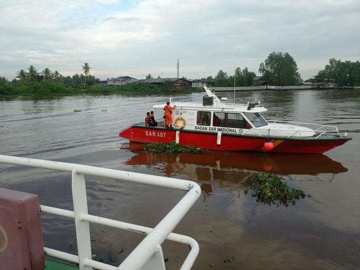 28102021_Pencarian korban terbakarnya KM Sinar Ambon oleh Tim SAR gabungan di perairan Sungai Barito. (Istimewa-Tim SAR)