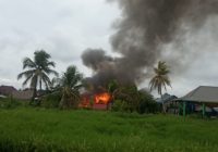 Kebakaran Sungai Bakung, Petugas Pemadam Berjalan Kaki Satu Kilometer untuk Sampai Ke Lokasi