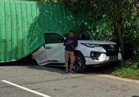 BREAKING NEWS : Fortuner Ringsek Tertindih Kontainer di Sungai Ulin