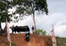 Viral Emak-Emak Berdaster Taklukan Tanjakan Tanah Buat Dua Pria Tertegun