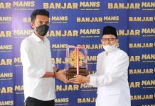 Menteri LHK RI Anugerahkan Piala Kalpataru Kepada KH Zarkasyi Hasby
