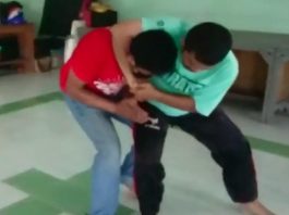 Dua Cara Melepas Pitingan Leher dari Samping