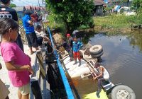Kontraktor "Ngotot" Minta Antarkan ke Dalam Kompleks, Truk Molen Tercebur di Sungai Lulut