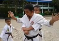 Cara Melepas Pelukan dari Depan dan Belakang