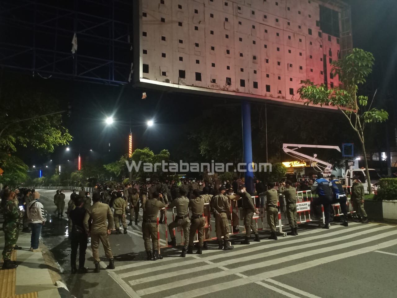 BREAKING NEWS : RICUH, Pembongkaran Bando Reklame di Simpang Kuripan Banjarmasin