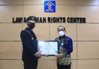Dinilai Berjasa Dalam Penanganan Covid-19 Dilingkungan Kanwil Kemenkumham Kalsel, Machli Riyadi Terima Penghargaaan