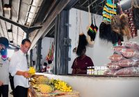 Momen Presiden Jokowi Beli Pisang di Merauke Hingga Kasih Kejutan ke Penjual Pisangnya