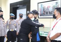 Momen Brigadir NP Meminta Maaf Kepada Mahasiswa M Faris yang Dibantingnya Saat Demo di Tangerang