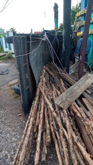 Sopir Menghindari Ayam, Pikap Terguling di Jalan A Yani Depan Bandara