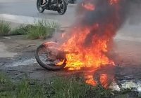 Motor Terbakar di Simpang Empat Jalan Gatot A Yani 1 Bikin Panik Warga