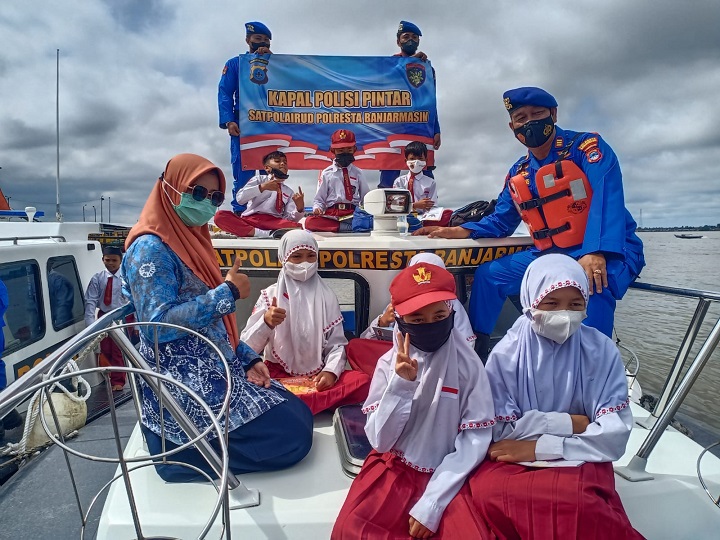 11112021_Pelajar SD Gunung Meranti saat berada di Kapal Pintar Polisi. (wartabanjar.com-tius)-2