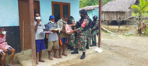 11112021_Satgas Pamtas RI-PNG membagikan baju kepada warga Kalilapar 2. (Ist-TNI Mil)