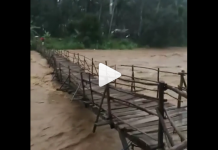 Debit Air Sungai Desa Alat Hantakan Naik Hampir Rendam Jembatan Darurat