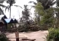 Air Bercampur Sampah Bambu Terjang Rumah Warga di Lungau HSS