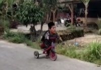 Kisah Rahmat, Tetap Semangat ke Sekolah Naik Sepeda Didorong Kaki