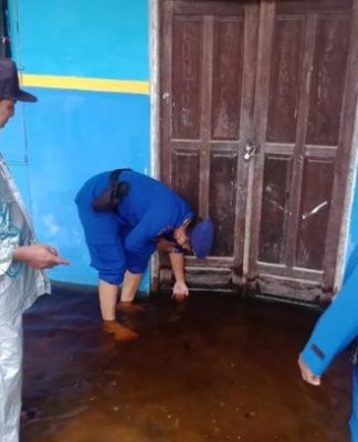 Satpolair Polres Seruyan Sisir Sekolah Terendam Banjir