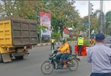 Puluhan Truk Dipaksa Putar Balik Petugas Gabungan Kota Banjarmasin