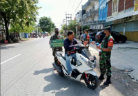 Tegakkan Disiplin Prokes, Personel Kodim 1007/Banjarmasin Bagikan Masker Gratis