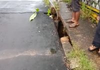 Awas! Oprit dan Trotoar Jembatan Muara Pantai Takisung Nyaris Ambrol