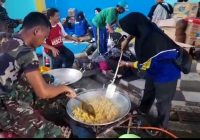 Prajurit Korem 101/Antasari Siapkan Nasi Bungkus untuk Pengungsi dan Korban Banjir HST