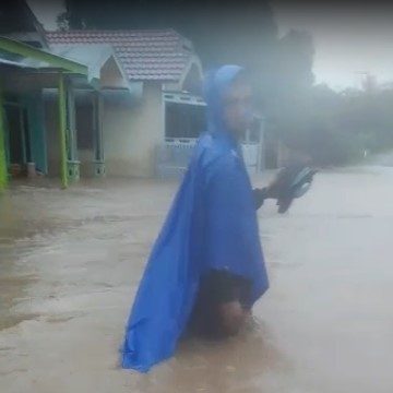 Sejumlah Wilayah di Hulu Sungai Tengah Alami Kenaikan Debit Air, Banjir Hingga Sepinggang Orang Dewasa Dekat Pasar Haruyan