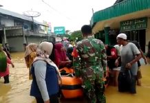 Aparat Gabungan Salurkan Bantuan Logistik Kepada Pengungsi Banjir HST