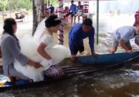 Viral Pesta Pernikahan di Tengah Banjir Kabupaten Katingan, Kalteng, Mempelai Wanita Naik Perahu Terbalik ke Pelaminan
