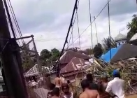 Video Bongkahan Kayu dan Bambu Hantam Jembatan Gantung Hingga Lantainya Terlipat di Kabupaten Banjar