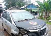 Mobil Avanza Stiker GEPAK Tabrak Warung di Kandang Halang Amuntai Tengah