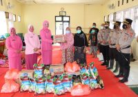 Kurangi Beban Pengungsi Banjir di Barabai, Polres dan Bhayangkari HST Berikan Bantuan
