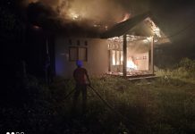 Kebakaran Rumah Dinas di Jalan Basuki Rahmat, Seorang Anggota Damkar Luka Kena Pecahan Kaca