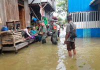 Kenakan Seragam Lengkap, Babinsa Terobos Air Datangi Rumah Warga Korban Banjir HST