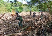 TNI, Dinas PUPR, Relawan dan Warga Bersihkan Sampah Raba Pascabanjir di Sungai Barabai