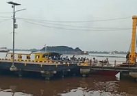 Tali Tambat Lepas Akibat Air Pasang, Dua Tongkang Bermuatan Batu Bara Hanyut di Sungai Barito Banjar Raya