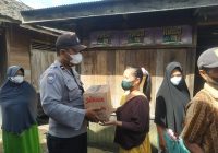 Aipda Abdul Aziz Sebar Sembako untuk Warga Terdampak Banjir Rob di Basirih Selatan