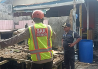 Tim SAR Satbrimob Polda Kaltim Evakuasi Korban Rumah Roboh Akibat Banjir Rob