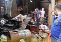 Warga Jalan Veteran Geger, Ruko Penyimpanan Barang Bekas Terbakar