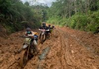 Terobos Jalur Ekstrem, Petugas Datangi Desa Terpencil Tabalong demi Vaksinasi Warga