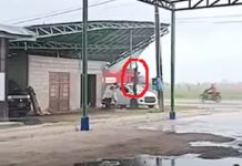 Detik-detik Angin Kencang Terbangkan Atap Bengkel di Maher Mahar Palangka, Seorang Pekerja Nyaris Terbawa